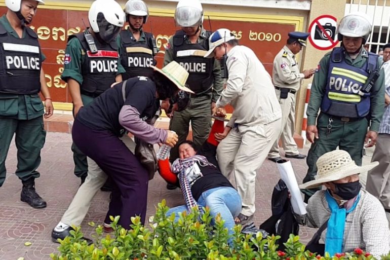 شرطة كمبوديا تنهال بالضرب على أحد المعارضين