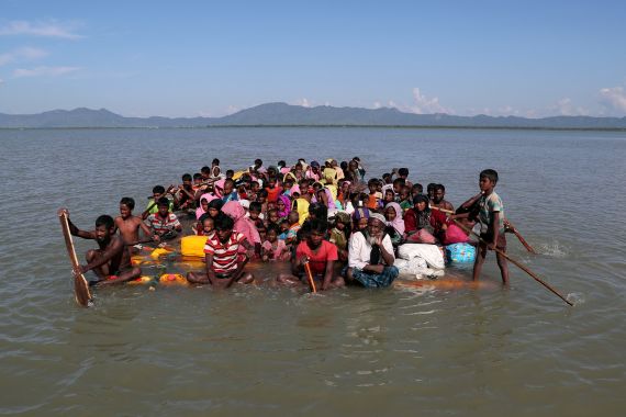 لاجئون من الروهينغيا يفرون من ميانمار 