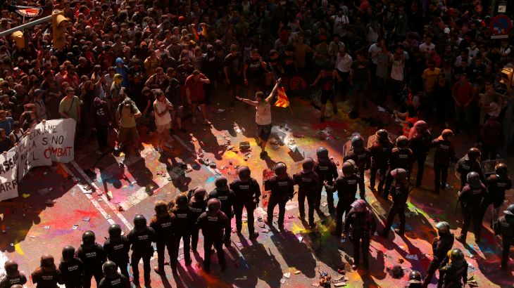 اشتباكات بين مؤيدي استقلال "كتالونيا" والشرطة الإسبانية 