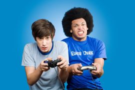 الصراخ والخلافات بين الأصدقاء والأشقاء من مشاكل الإندماج في الألعاب الإلكترونية