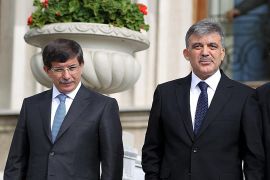 الرئيس التركي السابق عبد الله غُل، ورئيس حزب المستقبل المعارض أحمد داود أوغلو (يسار)