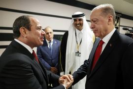 مصافحة بين أردوغان والسيسي &#34;يسار&#34; خلال افتتاح مونديال قطر (منصات التواصل)