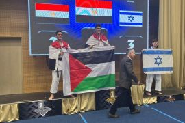 لاعبان مصريان يرفعان علم فلسطين