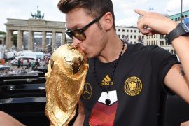مسعود أوزيل نجم المنتخب الألماني السابق المتوج بكأس العالم يعلن اعتزاله