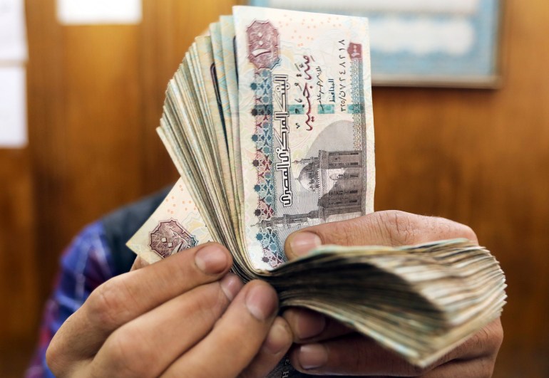 الجنيه المصري فقد نحو 50% من قيمته مقابل الدولار منذ مارس/آذار 2022