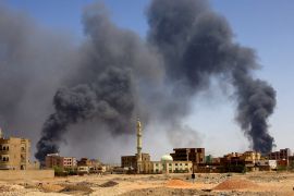 سحب الدخان ترتفع جراء قصف الخرطوم بحري (رويترز)