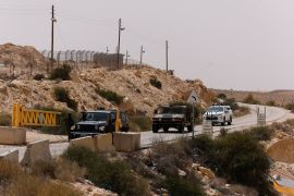 عربات إسرائيلية تتوجه إلى موقع الحادث عند الحدود المصرية (ر ويترز)