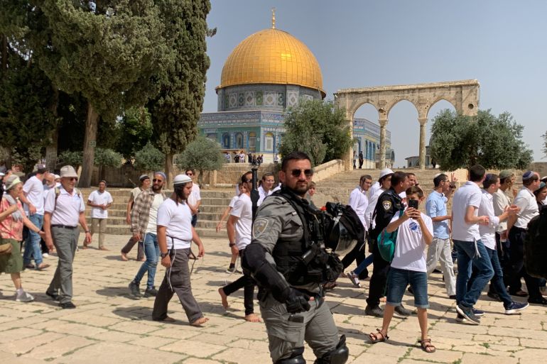 مستوطنون يقتحمون المسجد الأقصى بحماية الشرطة الإسرائيلية (وفا)