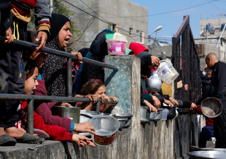 في انتظار وجبة طعام.. معاناة لا تنتهي لأطفال غزة