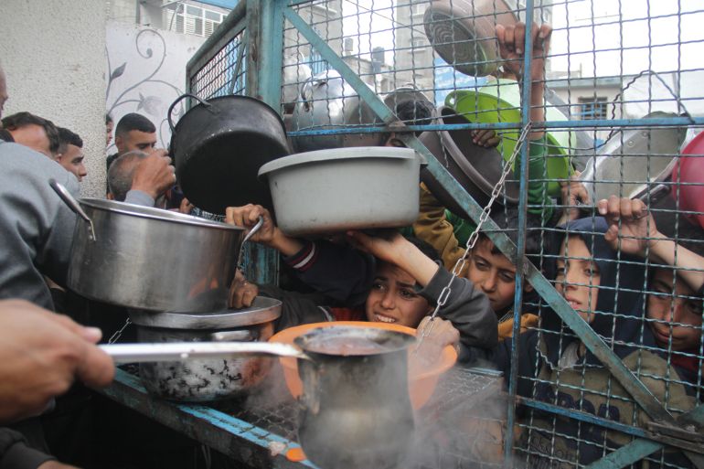 سكان مخيم جباليا شمالي غزة يتكدسون للحصول على غذاء في ظل نقصه الشديد بسبب الحصار والحرب