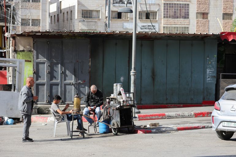 الاضراب يعم محافظات الضفة الغربية تنديدًا باقتحام جيش الاحتلال مخيم نور الشمس واستشهاد 14 فلسطينيًا